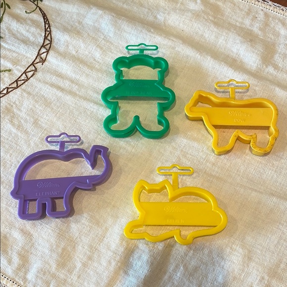 Wilton Vibrant color Animal Cookie Cutter Collection - Picture 1 of 5